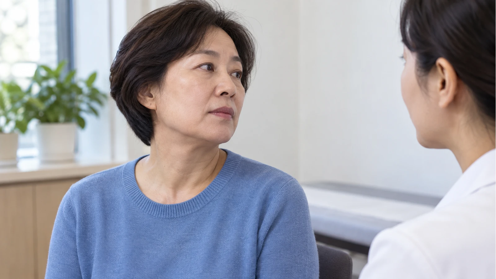 고개를 약간 돌려 볼을 의료진 역할 인물에게 보이는 성인